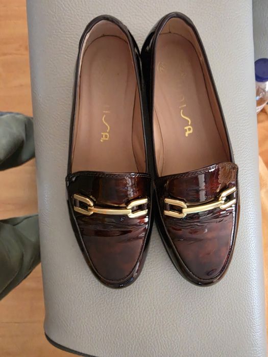 Mocassins  com fivela dourada elegantes