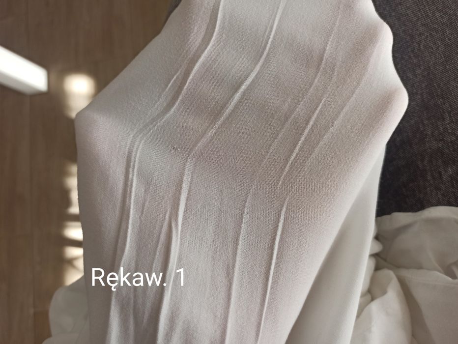 Koszula biała damska z długim rękawem.