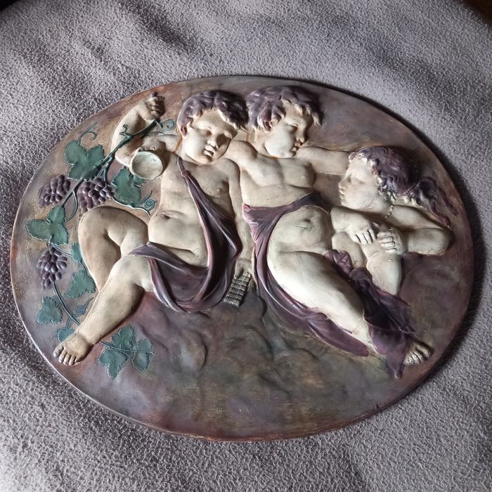 Baixo relevo com anjos