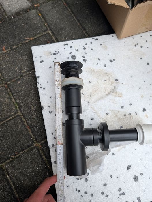 Umywalka z czarną baterią i syfonem