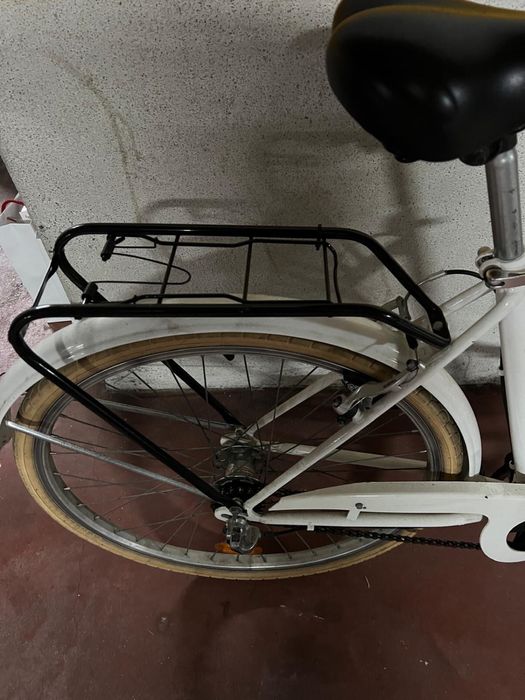 Bicicleta branca com cesto