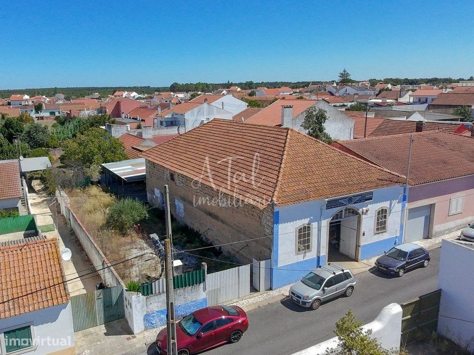 Armazém com 250 m² de Construção e Terreno de 585 m² | Excelente Po...
