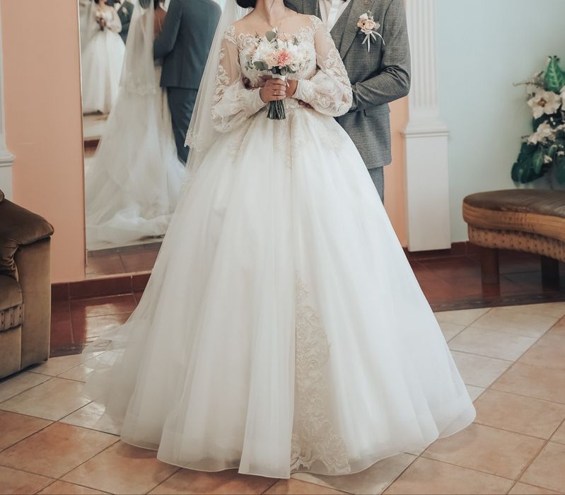 Продам весільну сукню