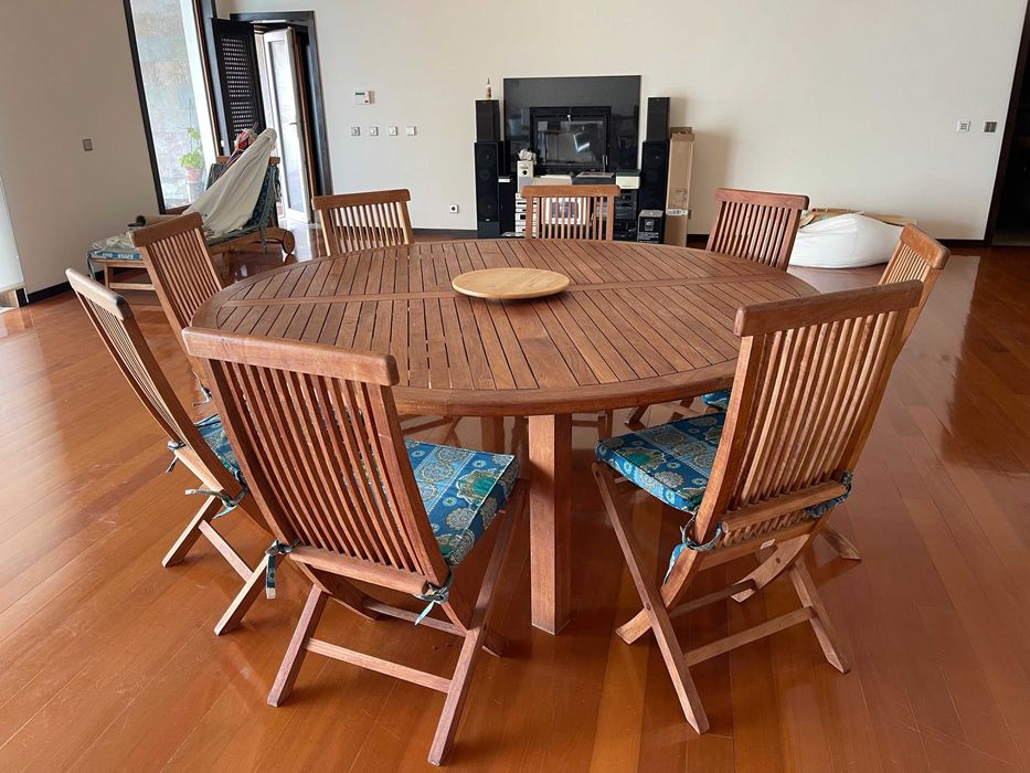 Mesa Redonda em Teka Maciça + 8 Cadeiras Dobráveis