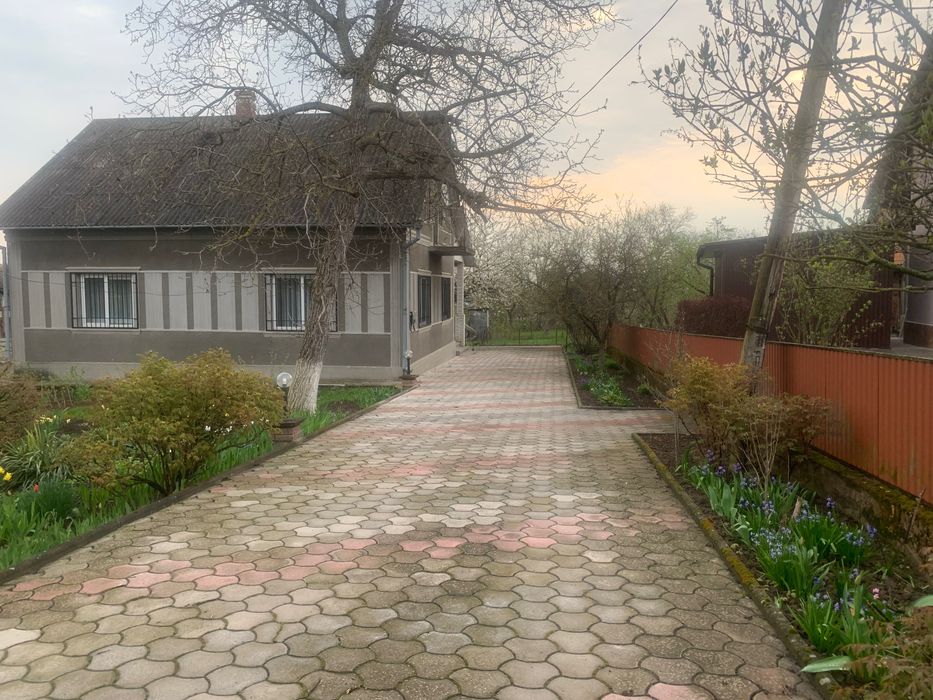 Продається будинок в міс. Хотині Дністровського району.