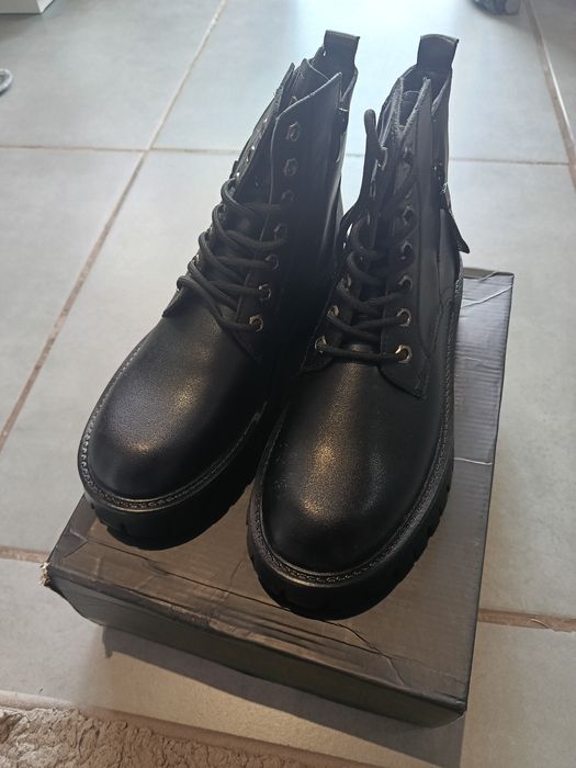 Botas novas pretas