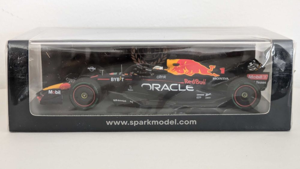 Miniatura Spark F1 1:43 Red Bull Racing RB18 #1 Max Verstappen Vencedor GP Japão 2022 Campeão Mundo F1