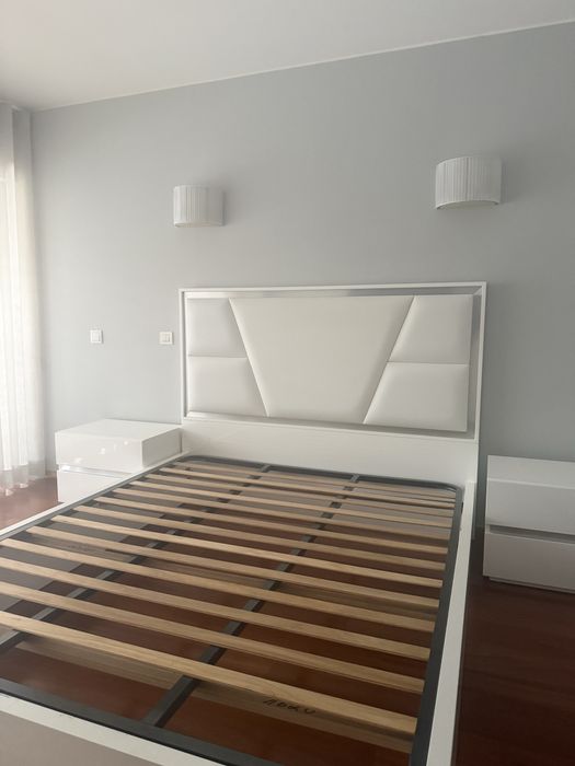 Cama com estrado e mesinhas de cabeceira