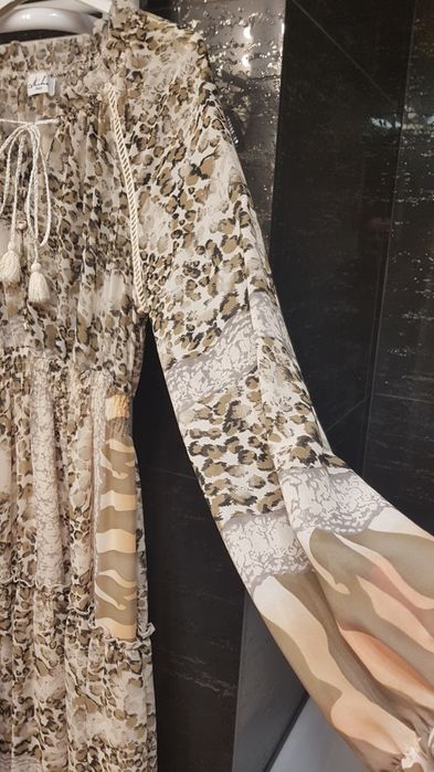 Beżowa sukienka z delikatnej tkaniny