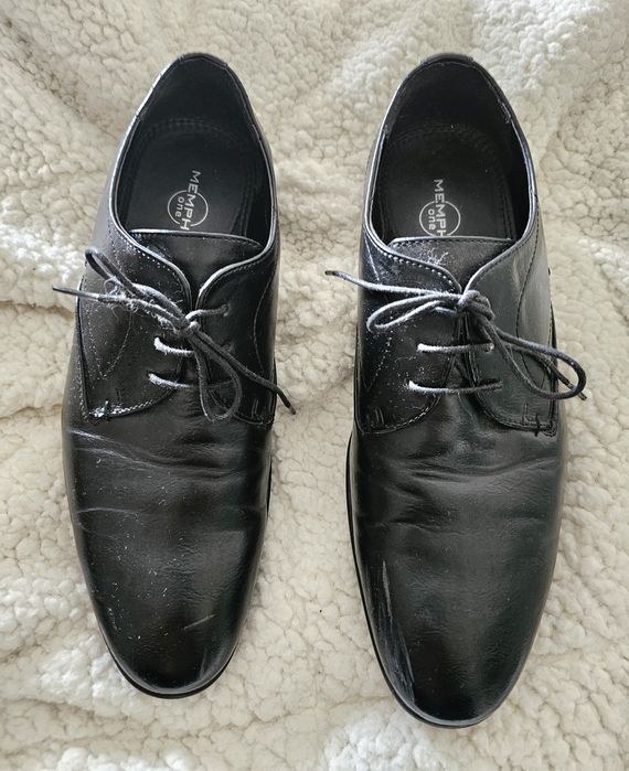 Par de sapatos pretos de homem de pele, tamanho 41.