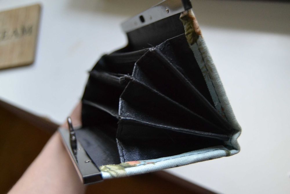 Turkusowo niebieska portmonetka w kwiaty shabby chic vintage róże