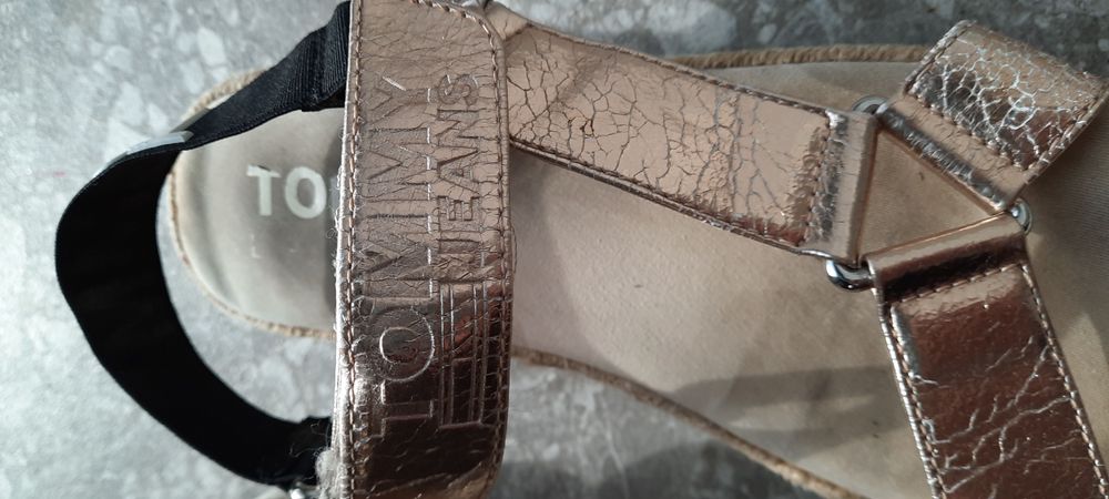 TOMMY HILFIGER złote sandały damskie 37