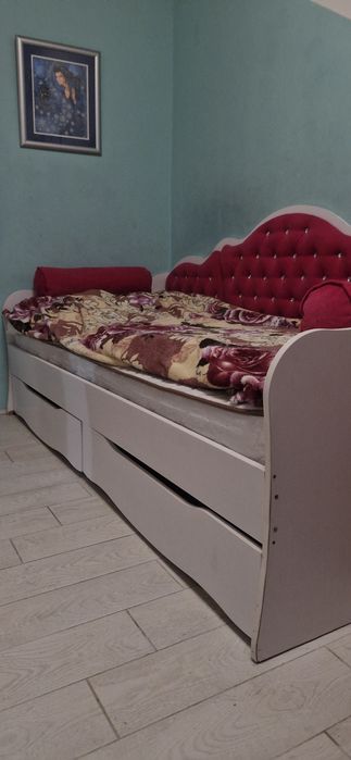 Продам ЛІЖКО  з рожевою мʼякою спинкою та бортиком!