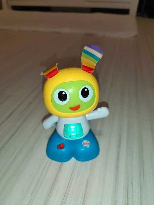 Interaktywny robot BeBo od marki Fisher Price.