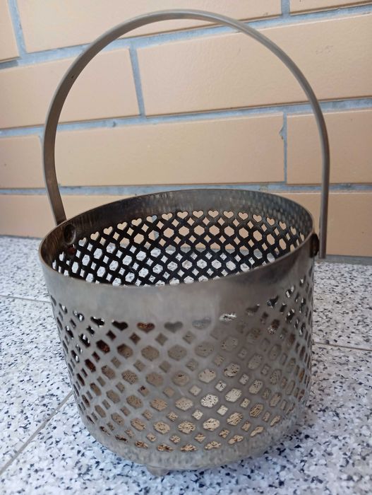 Cesta metálica estilo antiga