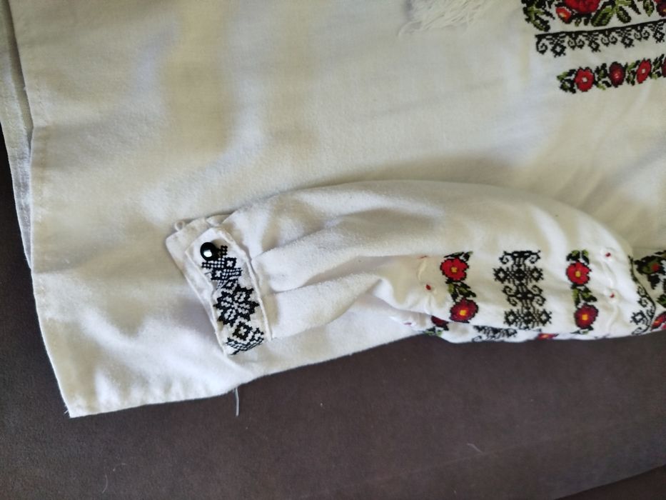 Красива вишиванка для дівчинки, стан ідеальний (як нова), р. 140-152