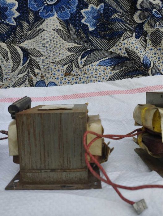 Трансформатор для мікрохвильової печі.