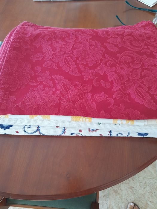 Toalhas de mesa grandes.