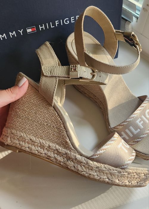 Продам босоніжки tommy hilfiger