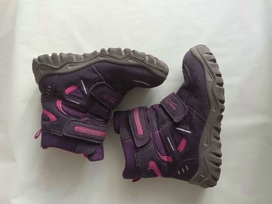 Продам зимове взуття на дівчину superfit