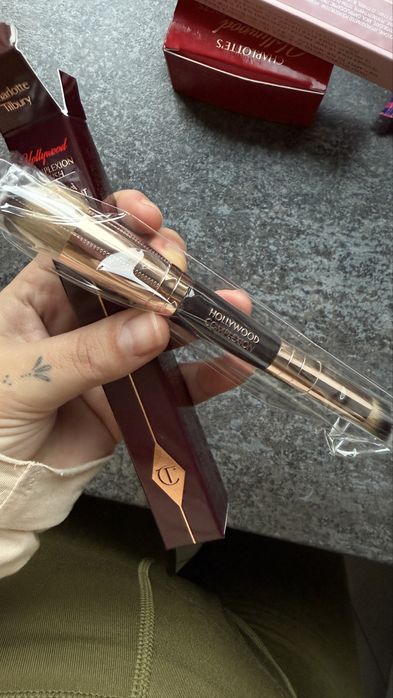 Кість Charlotte Tilbury Hollywood Complexion Brush
