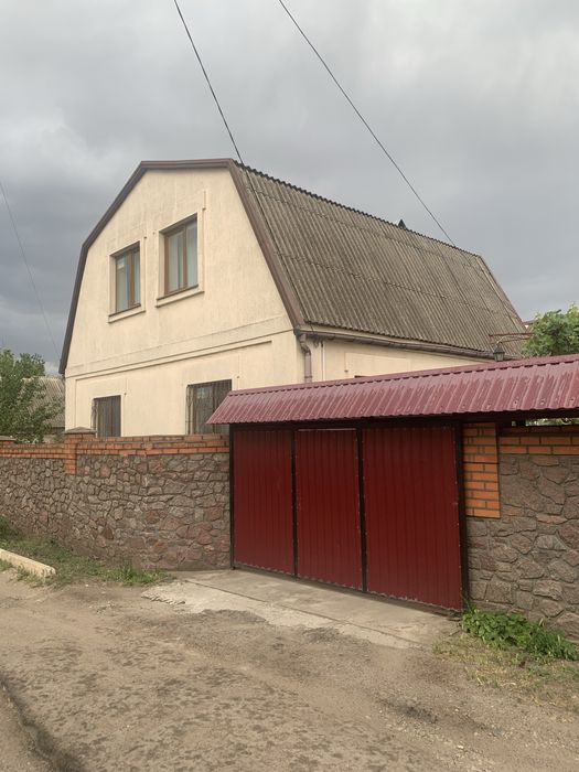 Продається просторий, комфортний будинок в м. Апостолове.