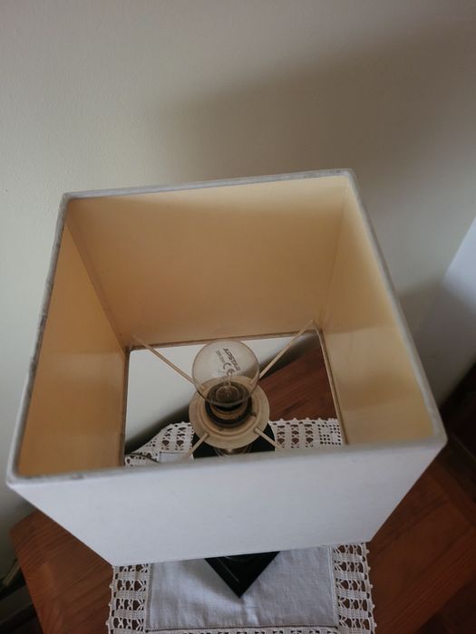 Candeeiro de pé com abajur