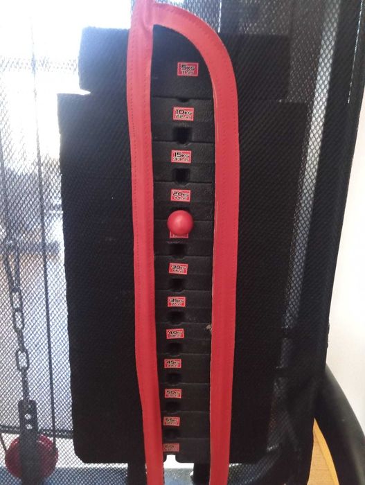 Ginasio em casa com máquina de musculação