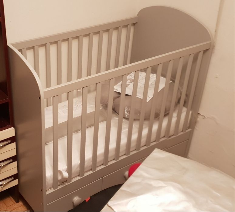 Berço cinza com colchão 60 x 120 cm e almofada de amamentação, tudo novo.
