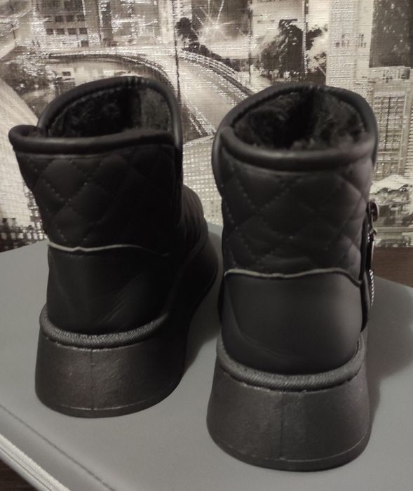 Жіночі черевики, уггі