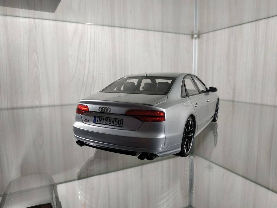 Audi S8 Plus Motorhelix 1:18 silver