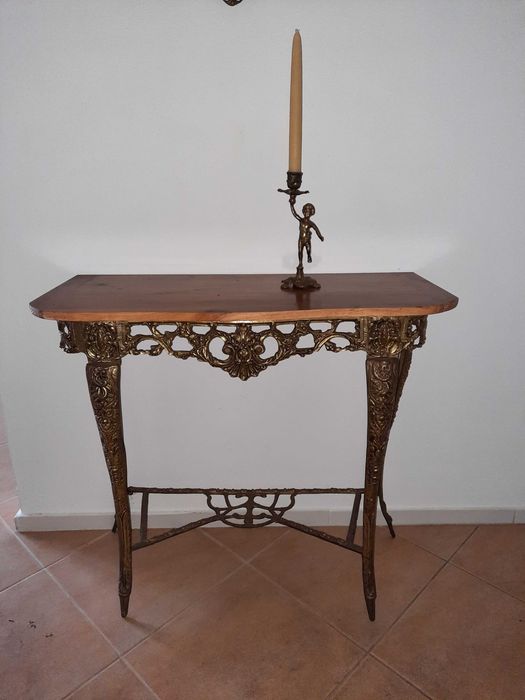 Conjunto de latão: espelho, guarda-roupa, mesinha