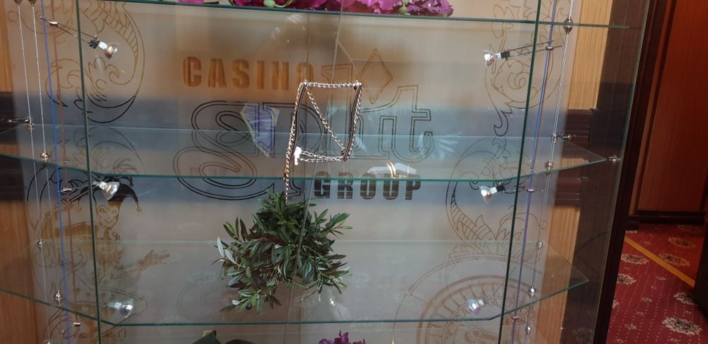 Скляна шафа з підсвіткою