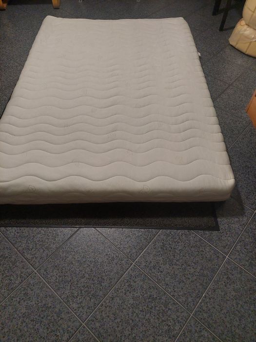 Materac 140 X 200 x  20  Piankowy  jak nowy