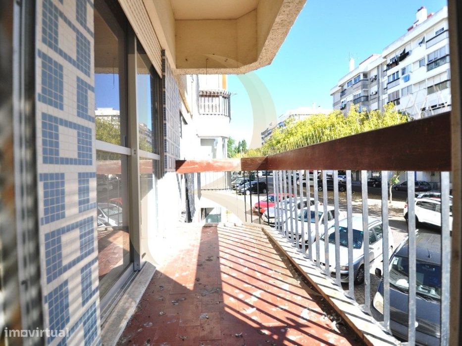 Apartamento T3 com elevador e varandas em Setúbal