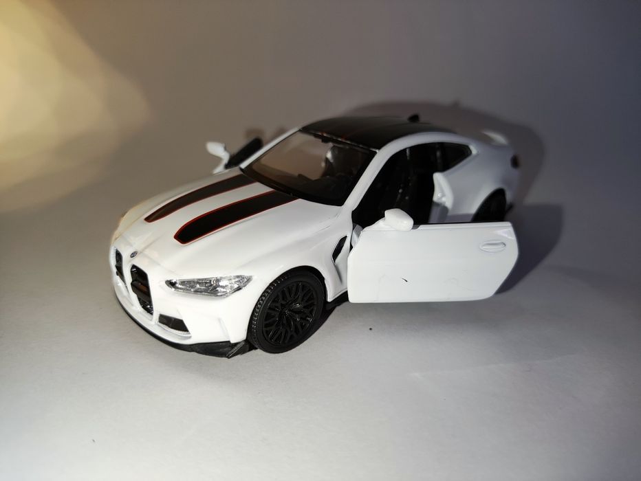 BMW M4 CSL 1:36 — Modelo Metal Branco com Função Puxar