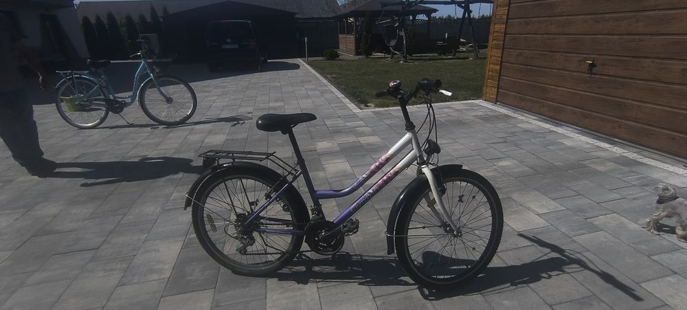 Rower dziecięcy dla dziewczynki.