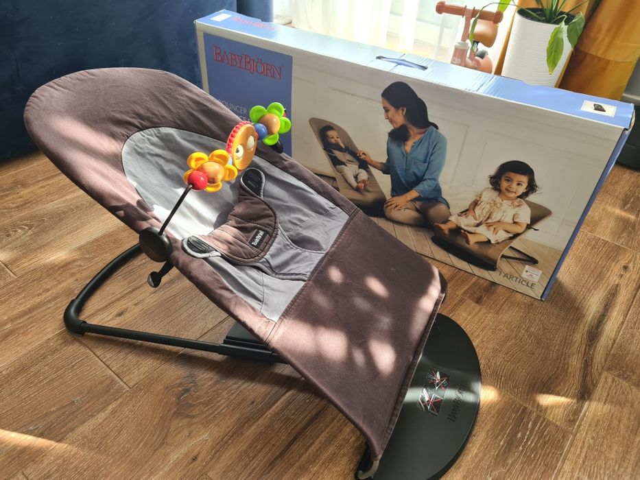 Leżaczek bujaczek Baby Bjorn  plus zabawka