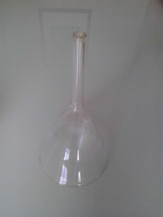 Funil de vidro muito antigo