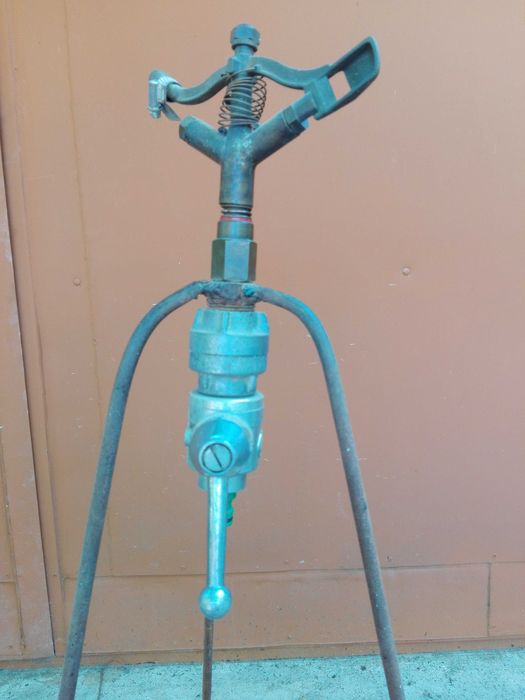metalowy spryskiwacz do wody ogrodowy