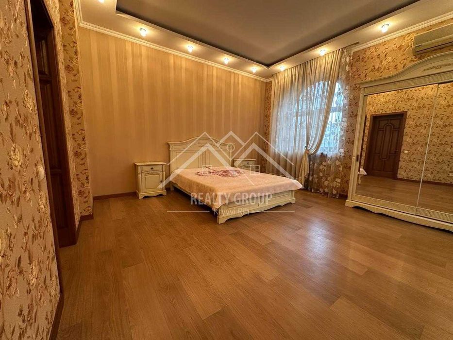 Продаж великого будинку в центрі міста