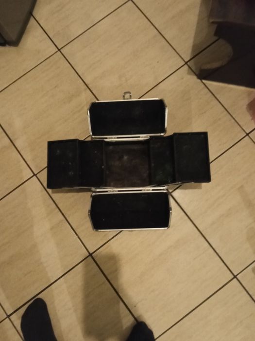 Mały kuferek na kosmetyki, biżuterię