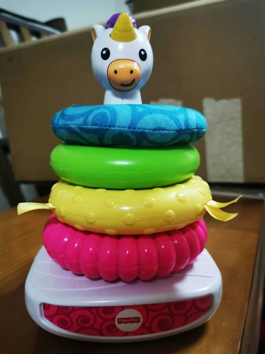 Pirâmide de argolas unicórnio