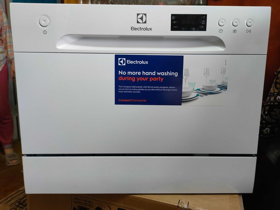 Продам окремостоячу невеличку посудомиєчну машину Elektrolux ESF2400OW