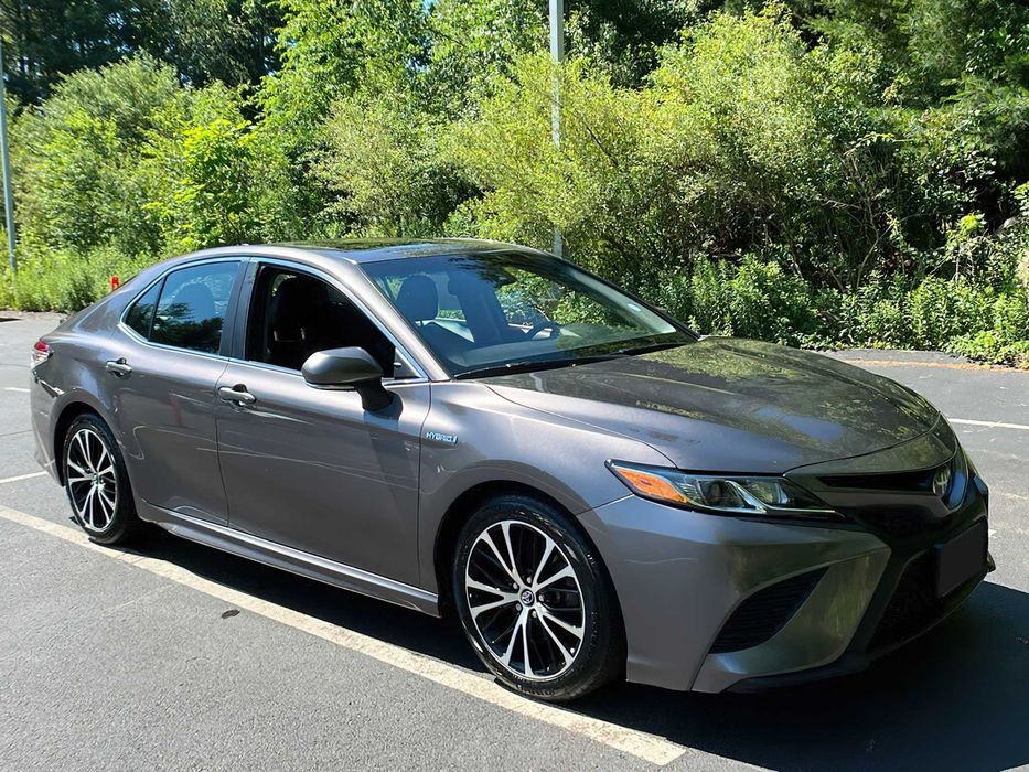 Toyota Camry Hybrid      2020