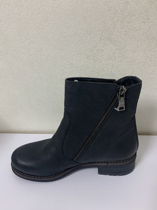 Кожаные  новые ботинки + подарок краска для обуви