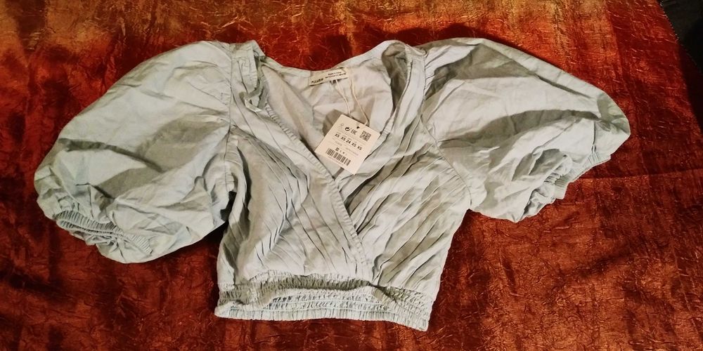 Pull & Bear XS seledynowa elegancka bluzka haftka bufiaste rękawy