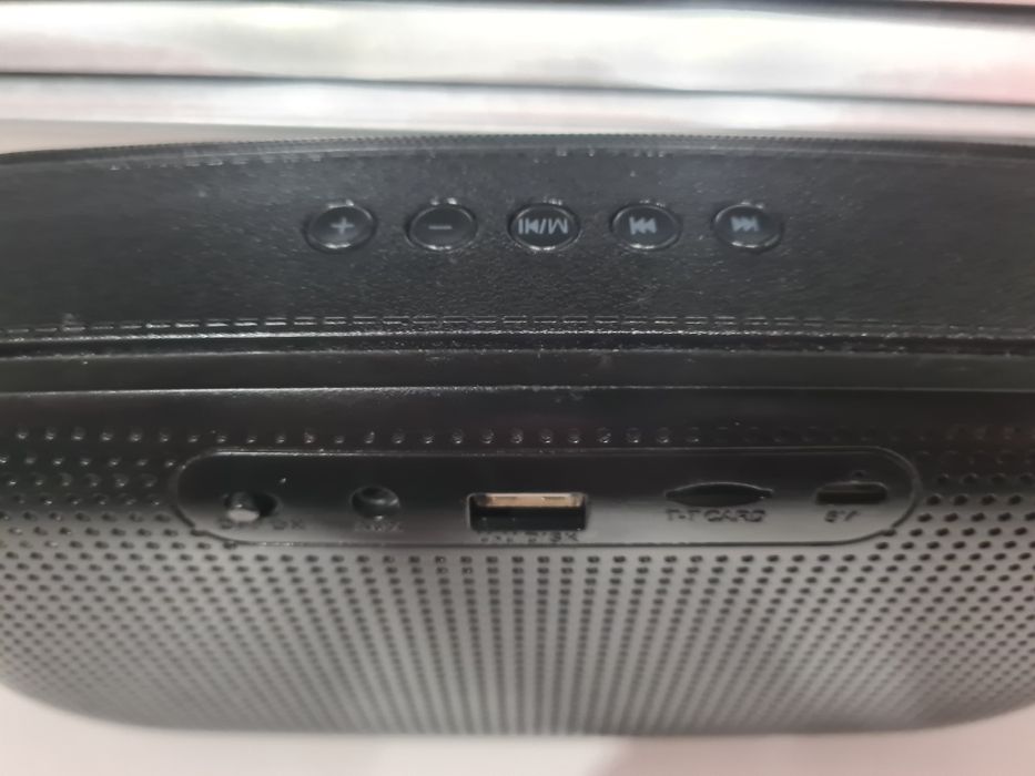 Музыкальная блютуз колонка карманная есть AUX  Новое.