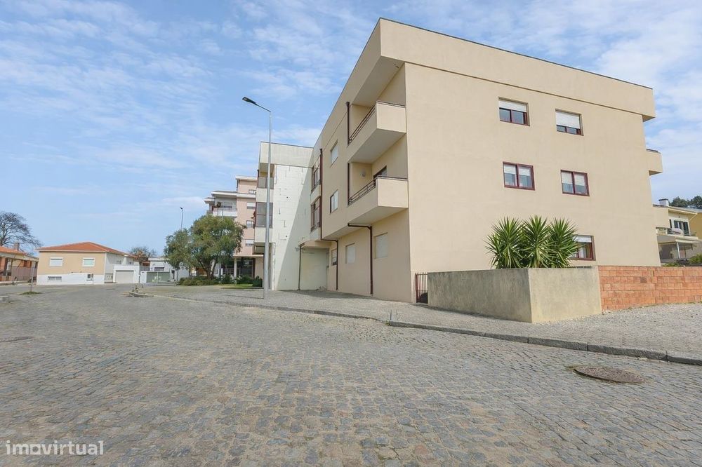 Apartamento T1 com Varanda em Canelas