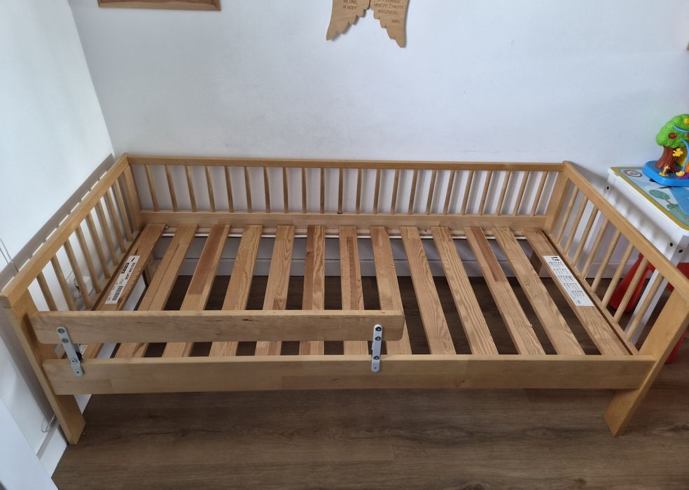 Łóżko pojedyncze drewniane